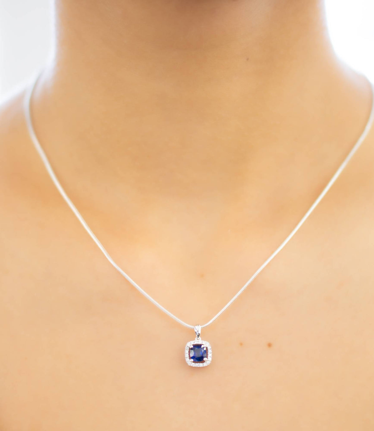 Vivid Blue Natural Sapphire Diamond Pendant 18k Gold
