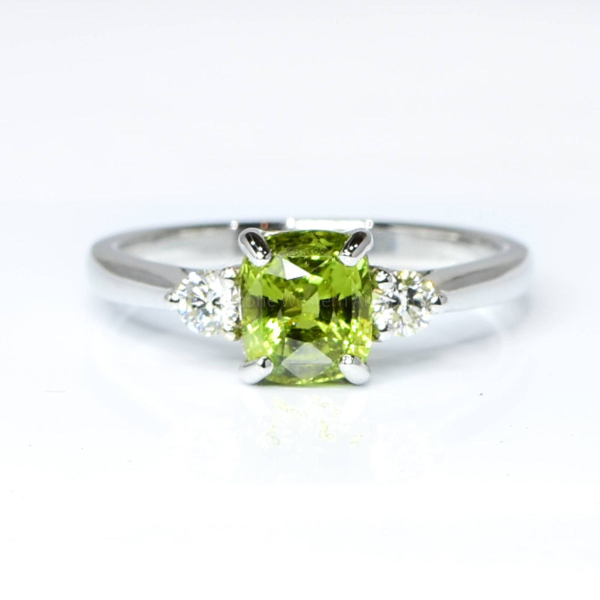 Rare and Exclusive Alexandrite and Diamond Ring in 18K Gold