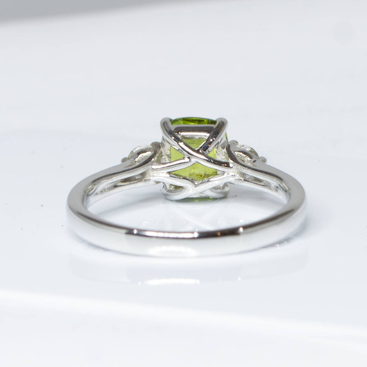 Rare and Exclusive Alexandrite and Diamond Ring in 18K Gold