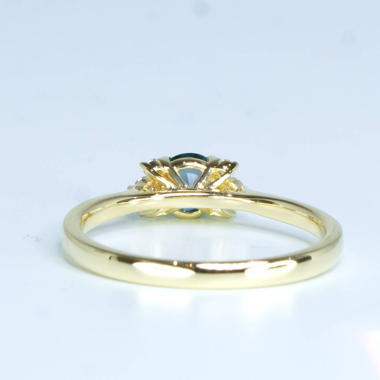 Natural Teal Sapphire and Diamonds Ring in 14K Gold