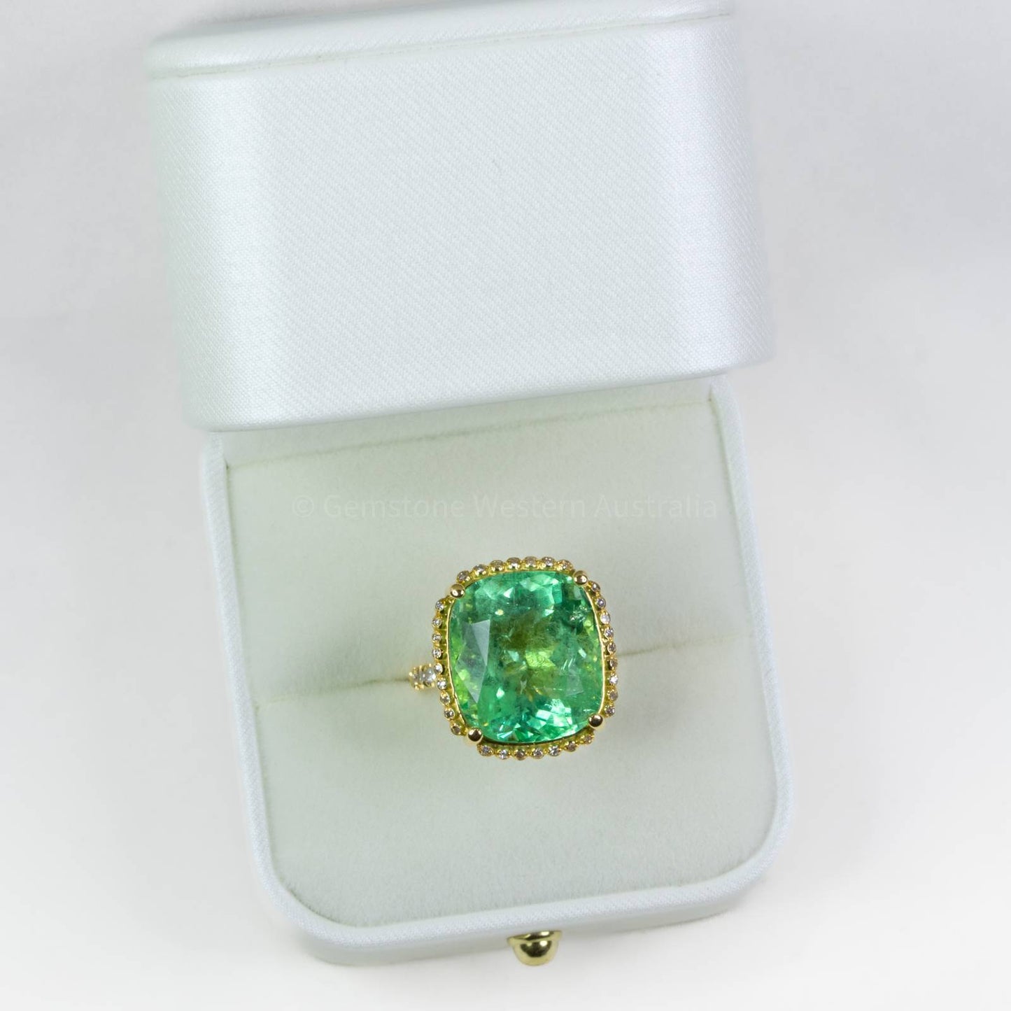Magnificent 19 Carat Natural Colombian Emerald and Diamond Ring, 18K Yellow Gold Cocktail Ring