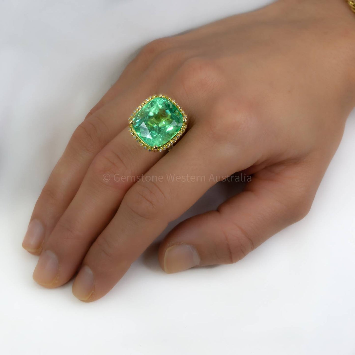 Magnificent 19 Carat Natural Colombian Emerald and Diamond Ring, 18K Yellow Gold Cocktail Ring