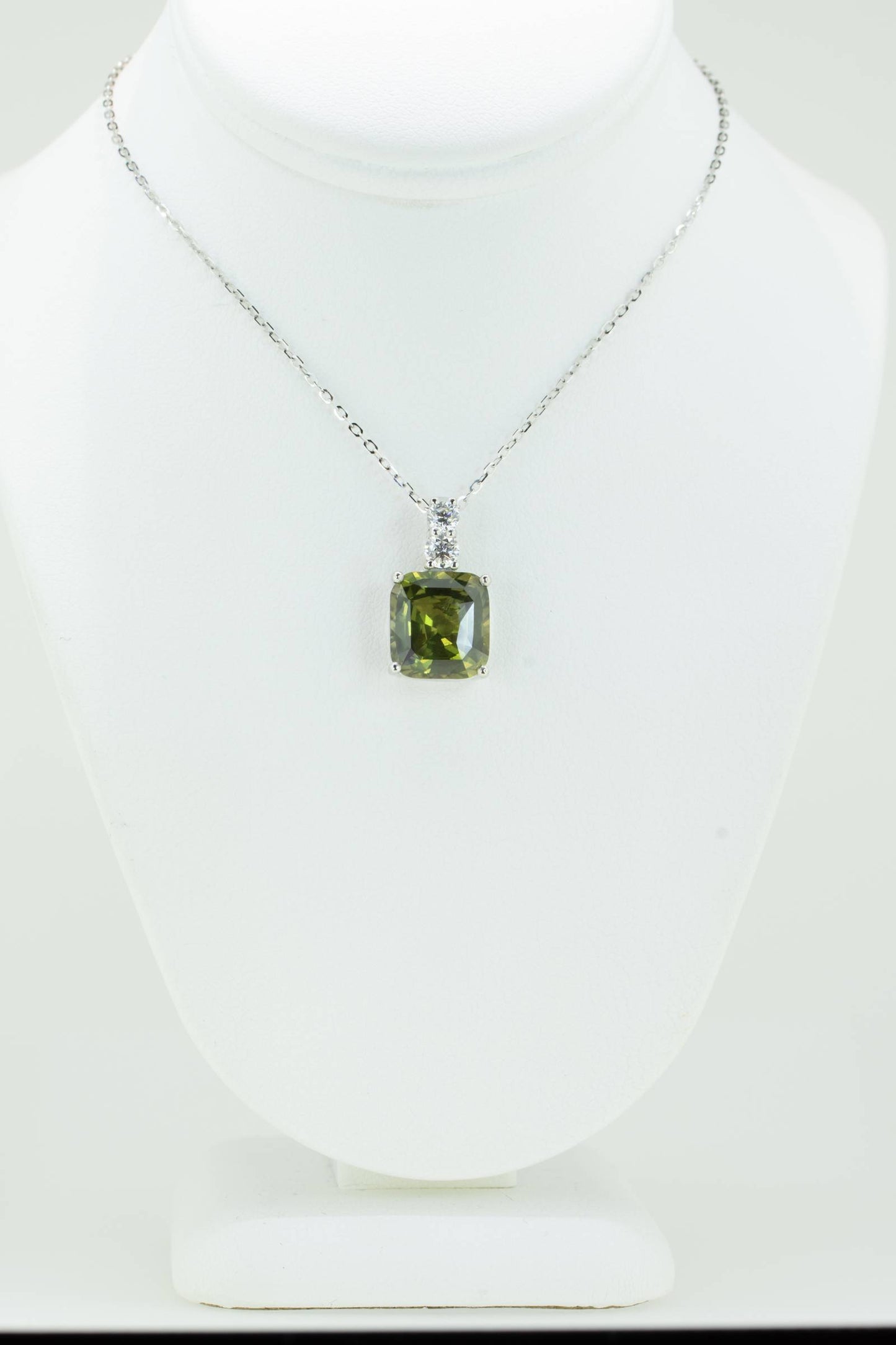 6.59ct Green Sapphire and Diamonds Pendant Necklace in Platinum 950