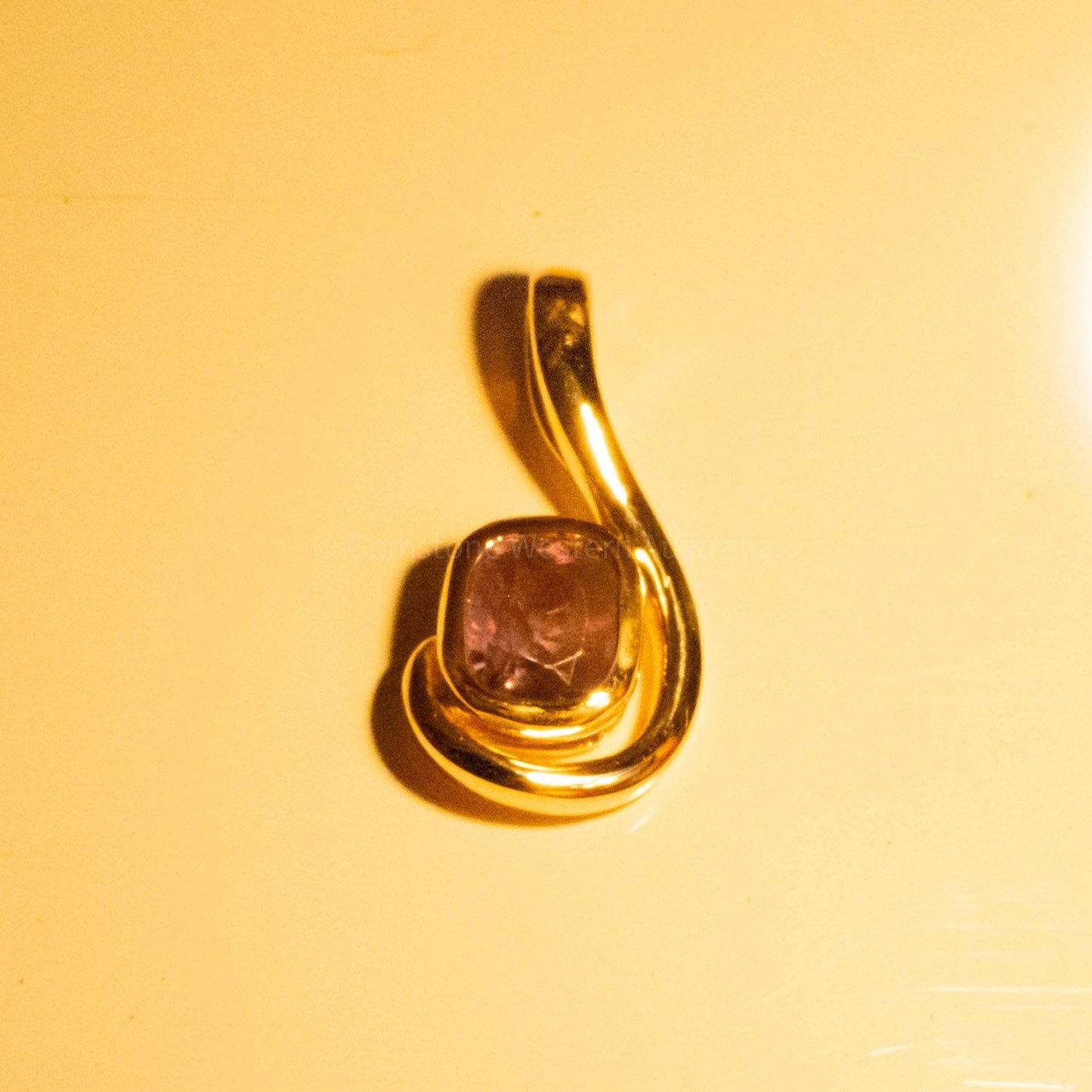 Green Alexandrite Pendant in 18K Yellow Gold