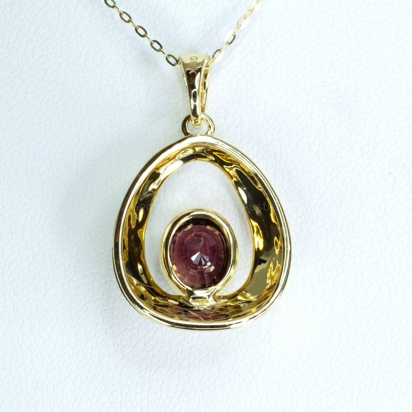 2.3ct Colour Change Sapphire Pendant in 18K Gold