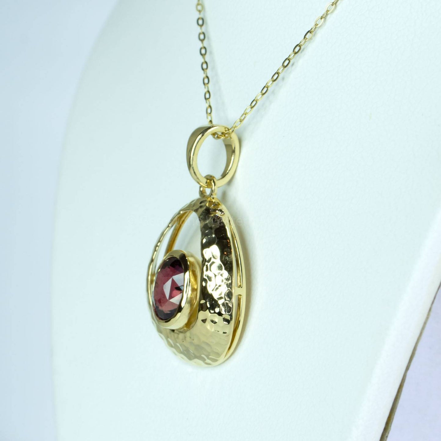 2.3ct Colour Change Sapphire Pendant in 18K Gold