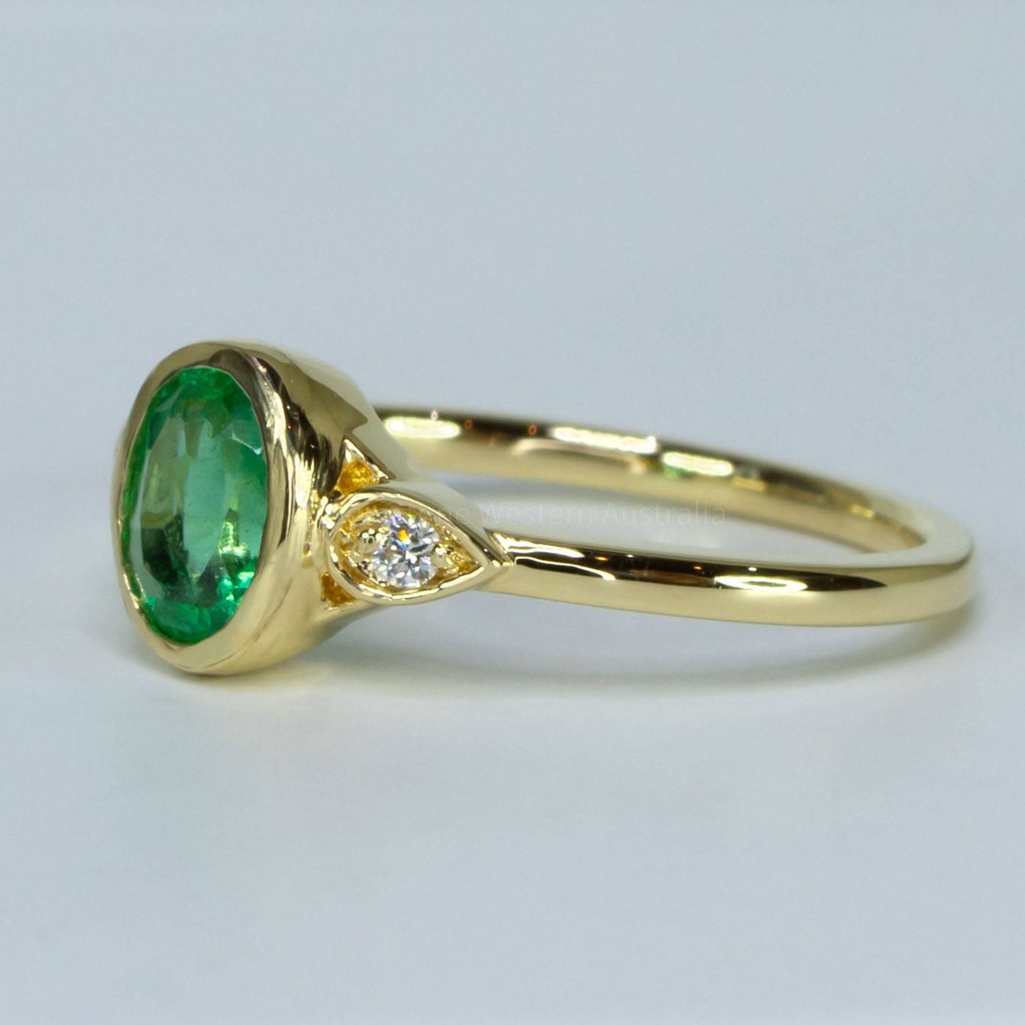 18K Gold Oval Cut Emerald Ring Colombian Emerald and Diamonds Ring