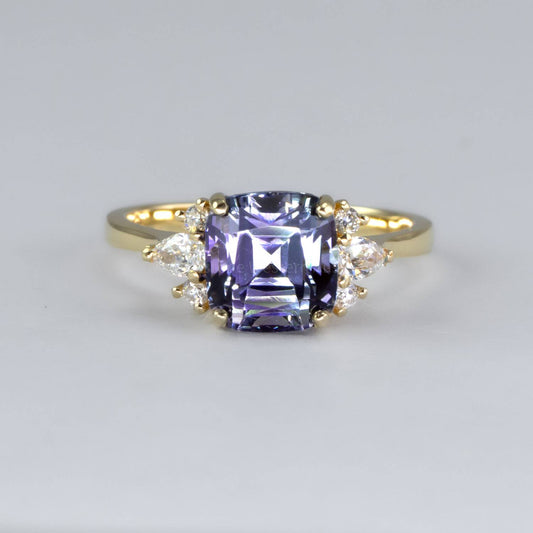 Natural Tanzanite and Diamonds Ring in 18K Yellow Gold