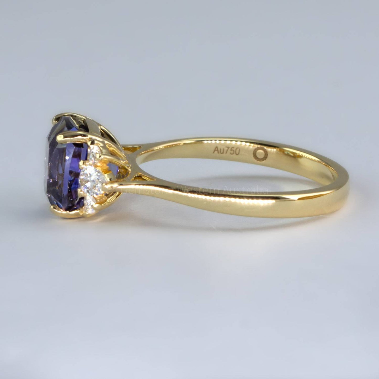 Natural Tanzanite and Diamonds Ring in 18K Yellow Gold