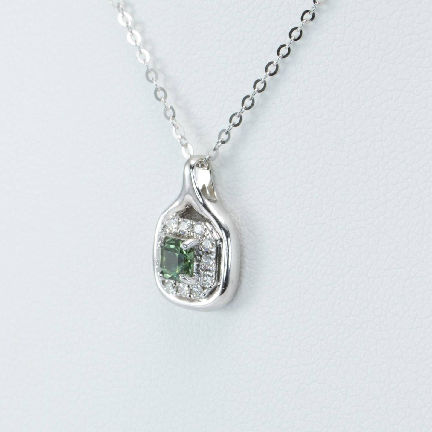 18K White Gold Alexandrite Pendant | Natural Alexandrite and Diamonds Pendant