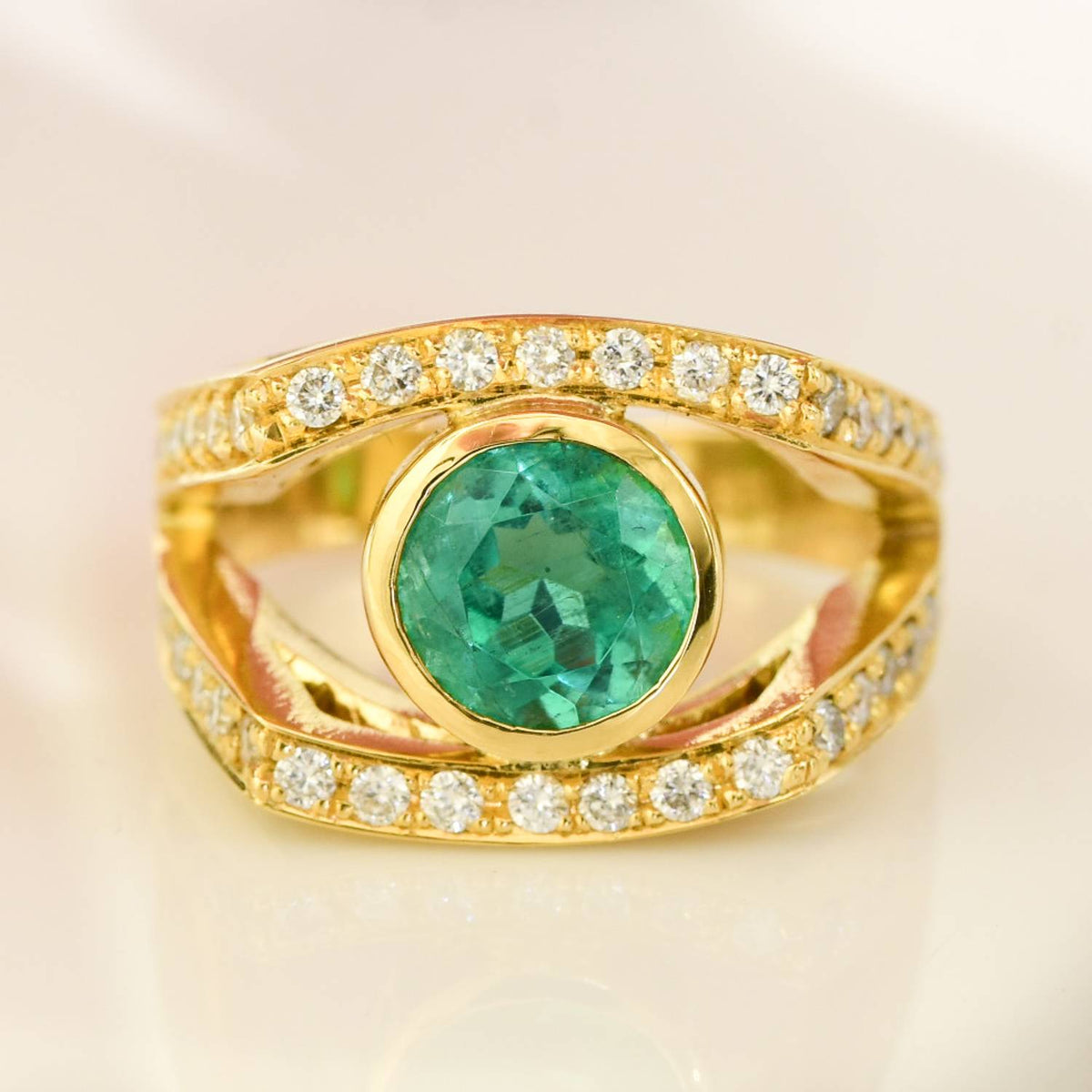 Colombian Emerald and Diamond State Ring 18K Yellow Gold