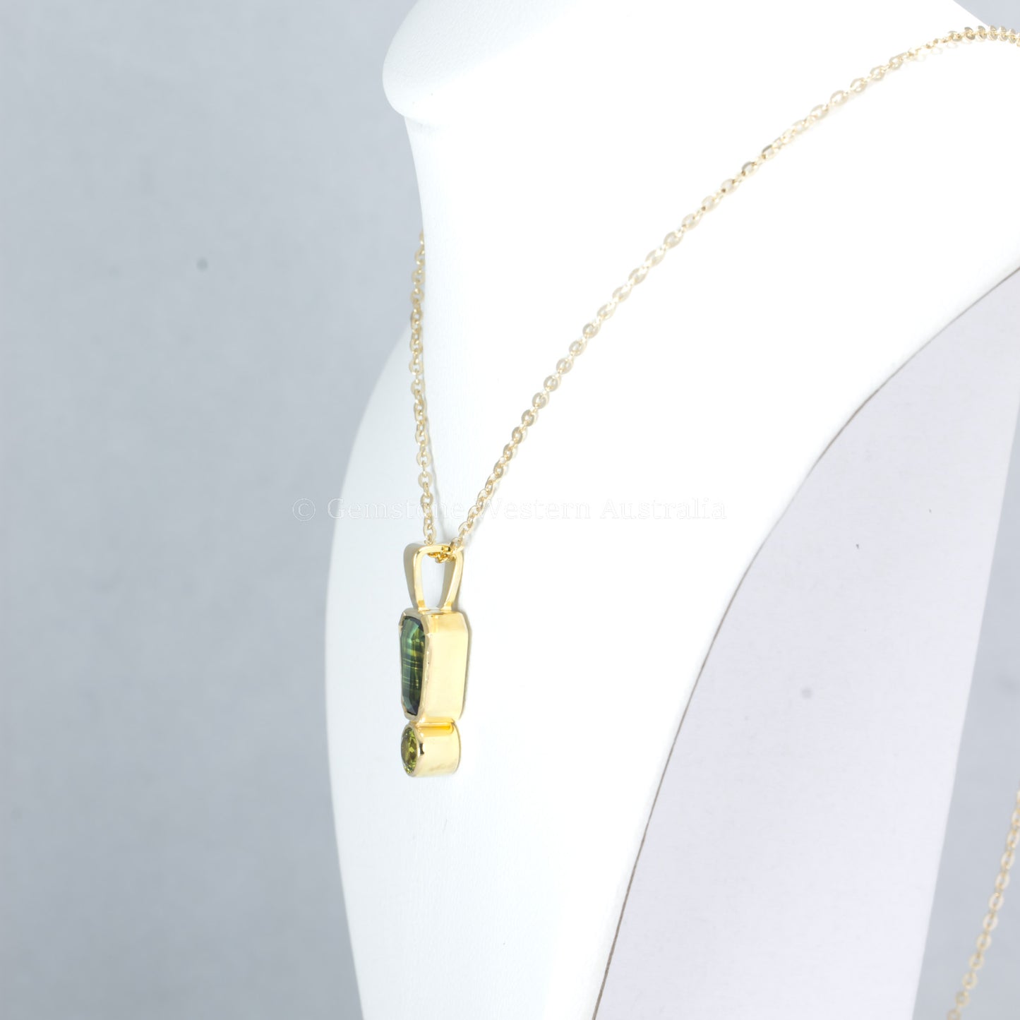 Australian Sapphire Pendant in 18K Yellow Gold