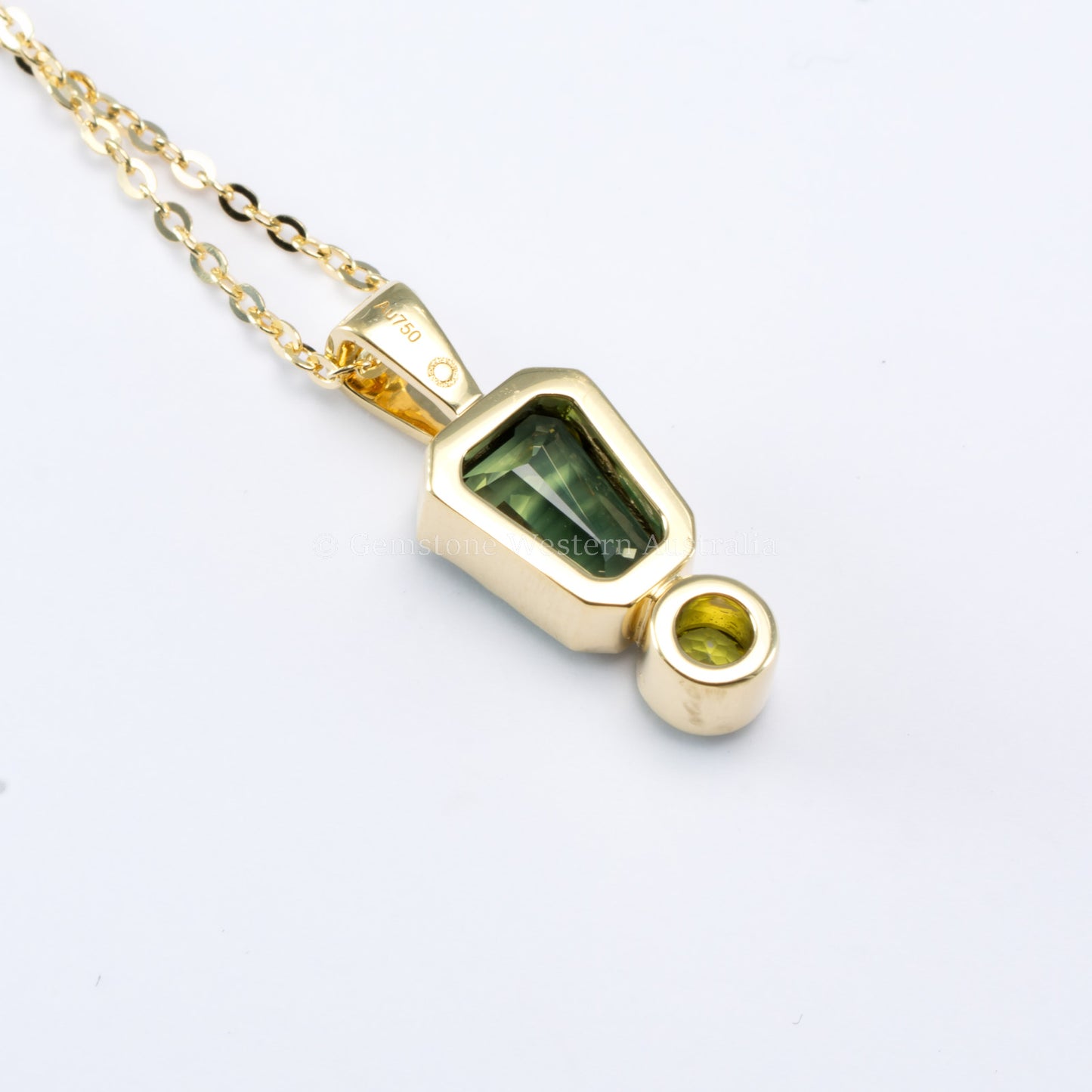 Australian Sapphire Pendant in 18K Yellow Gold