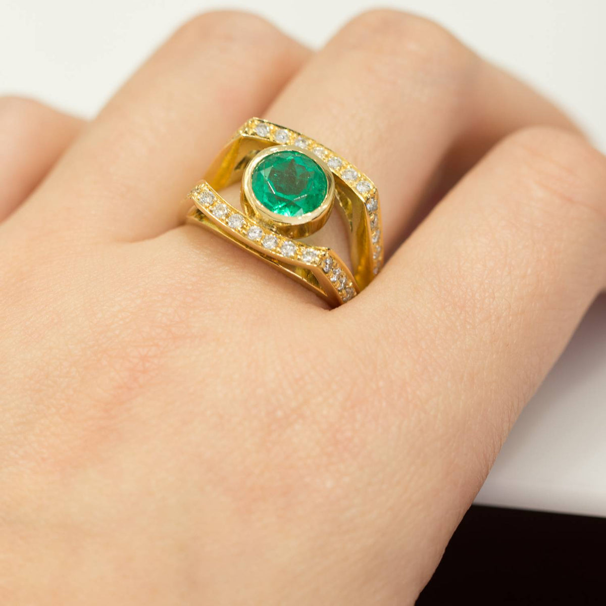 Colombian Emerald and Diamond State Ring 18K Yellow Gold