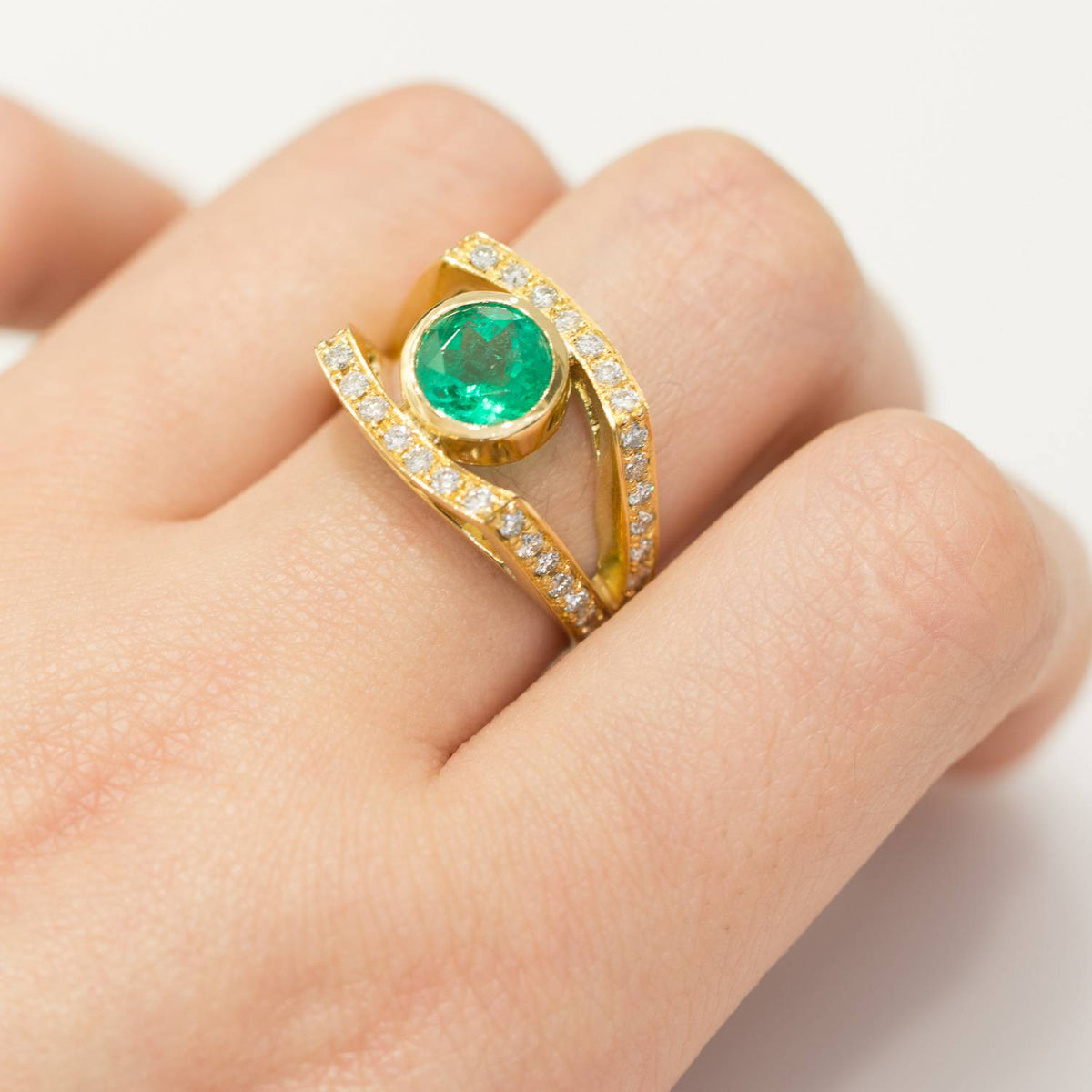 Colombian Emerald and Diamond State Ring 18K Yellow Gold