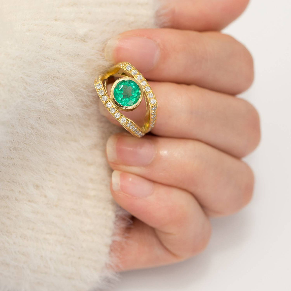 Colombian Emerald and Diamond State Ring 18K Yellow Gold