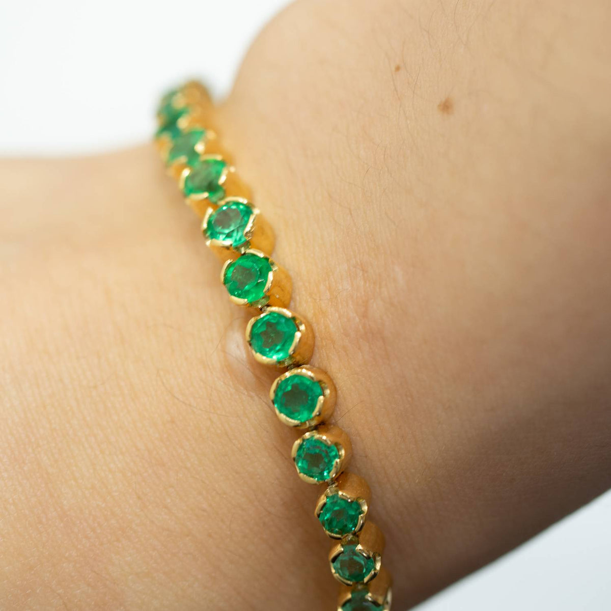 6.82ct Colombian Emerald Tennis Bracelet in 18kt Yellow Gold