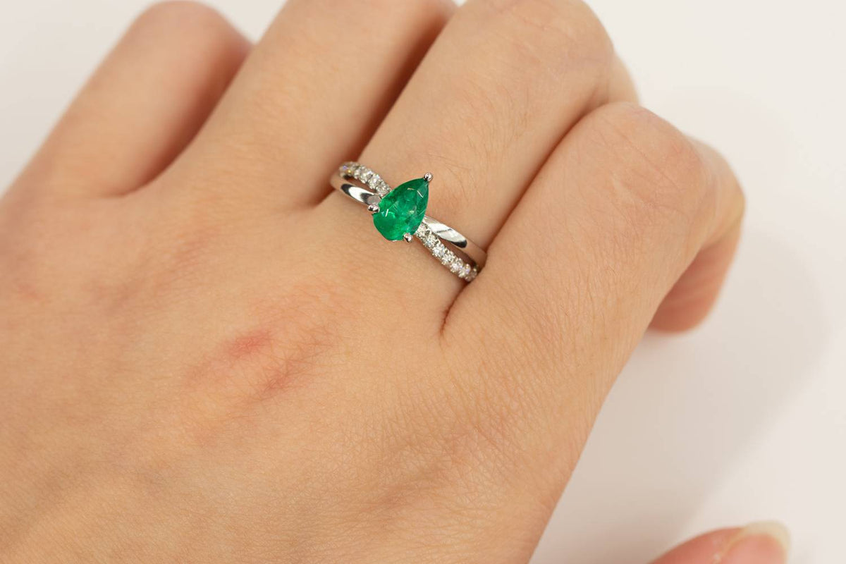 Petite Twisted Vine Colombian Emerald Diamonds Ring