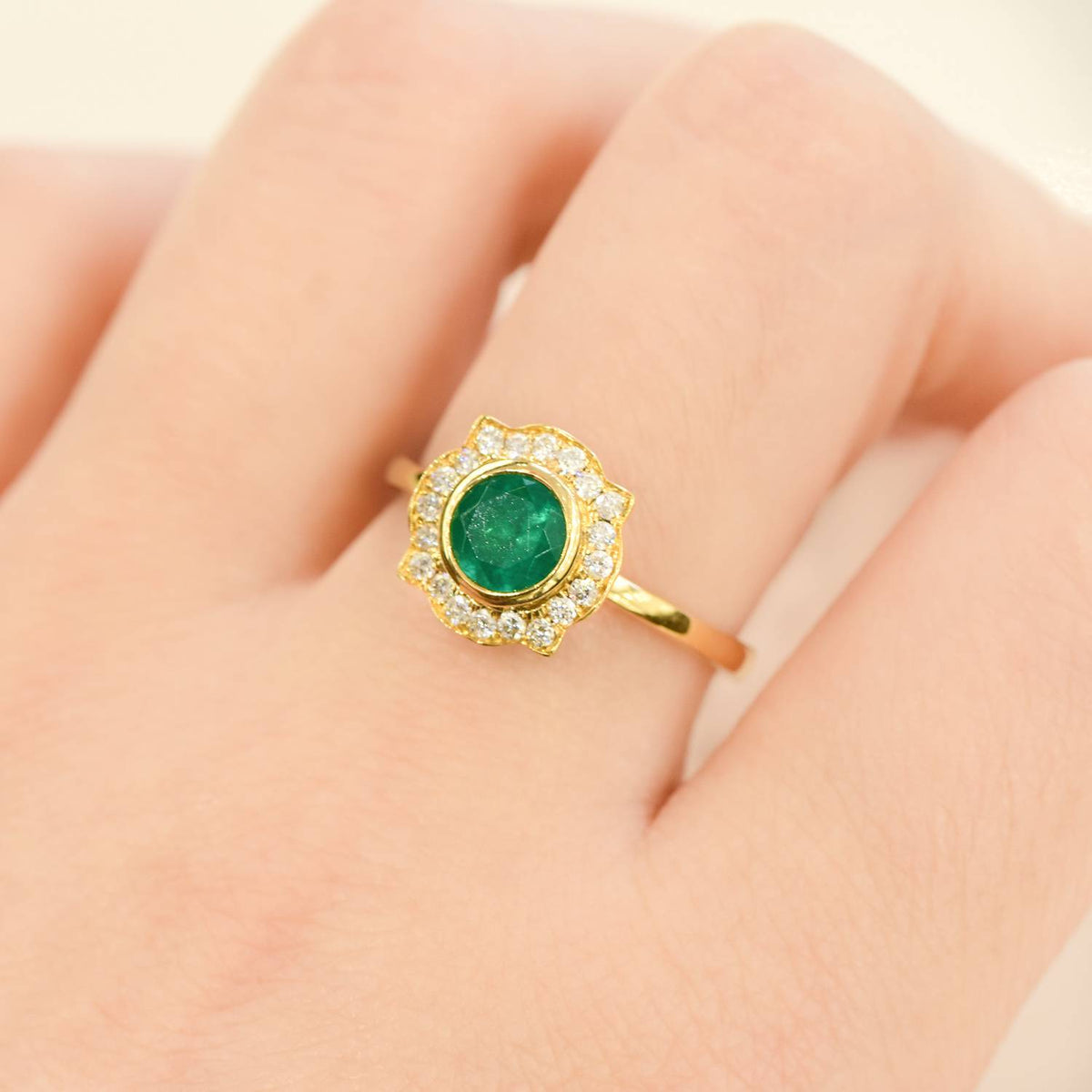 Colombian Emerald Halo Ring Antique Frame in 18ct Gold