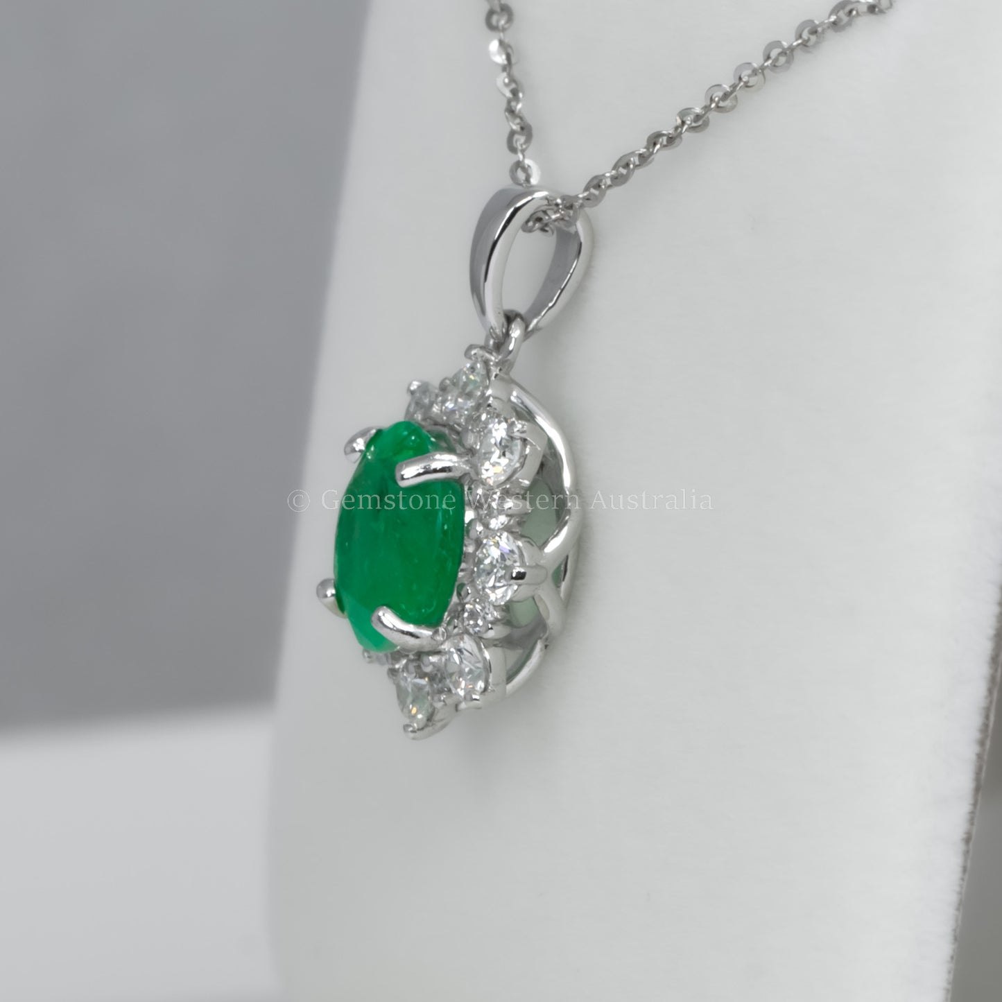 Round Colombian Emerald Pendant with Diamond Halo in Platinum 950