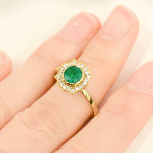 Colombian Emerald Halo Ring Antique Frame in 18ct Gold