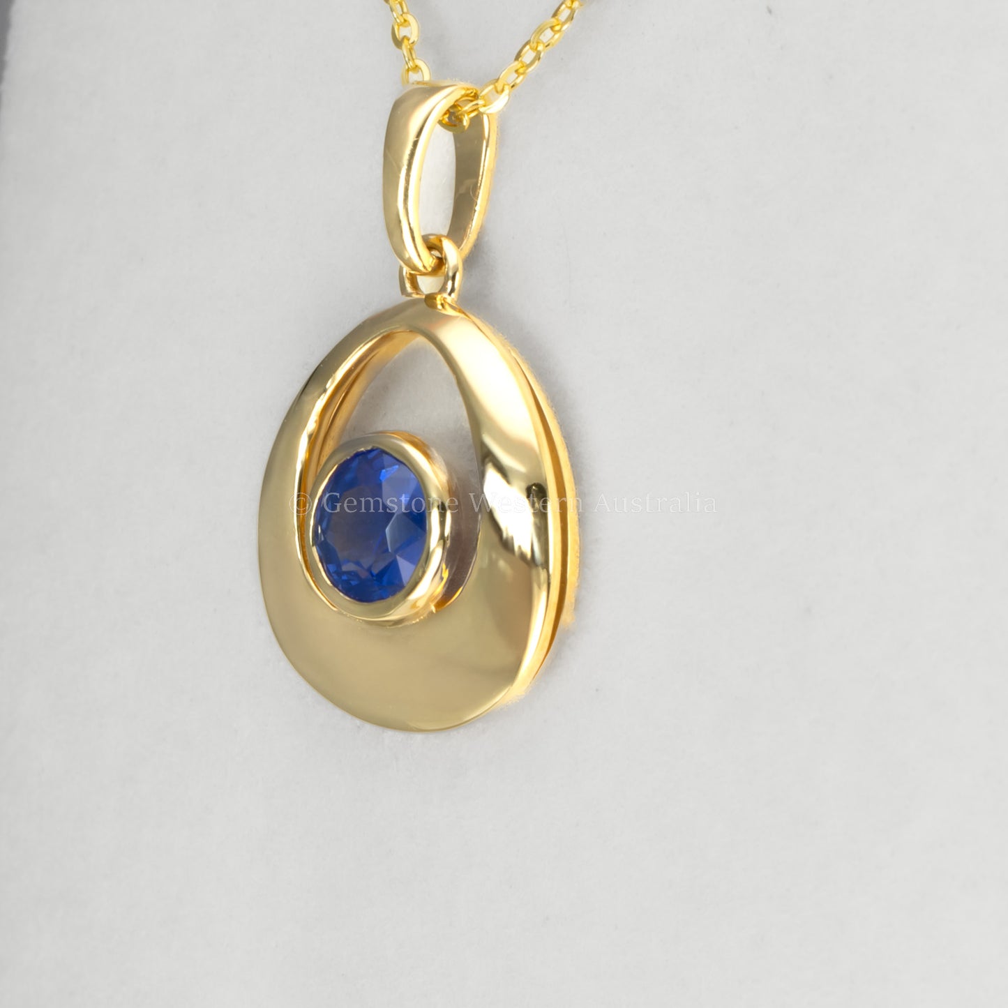 Blue Sapphire Pendant in 18K Yellow Gold – Contemporary Teardrop Design