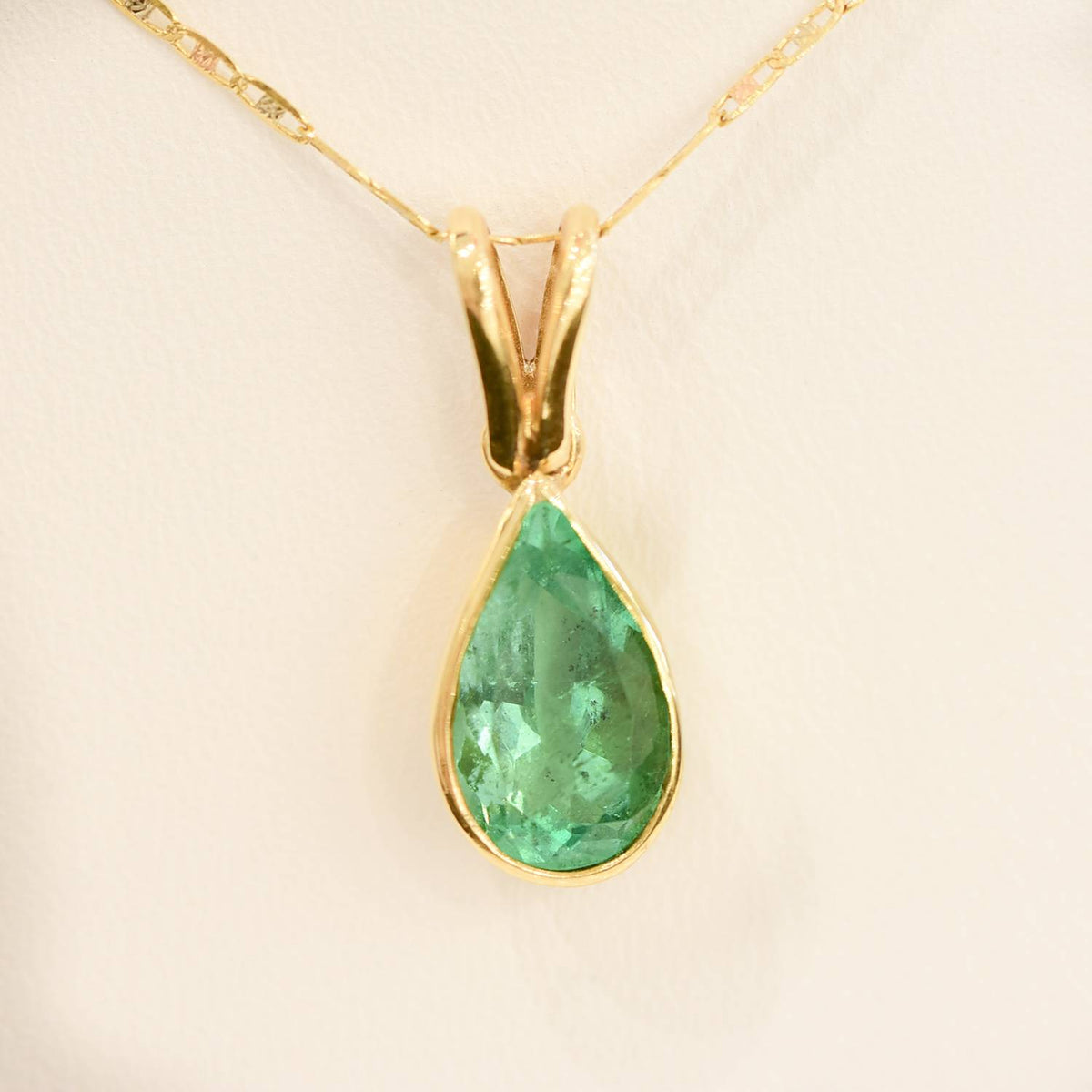 Pear Cut Colombian Emerald Pendant in 18K Gold
