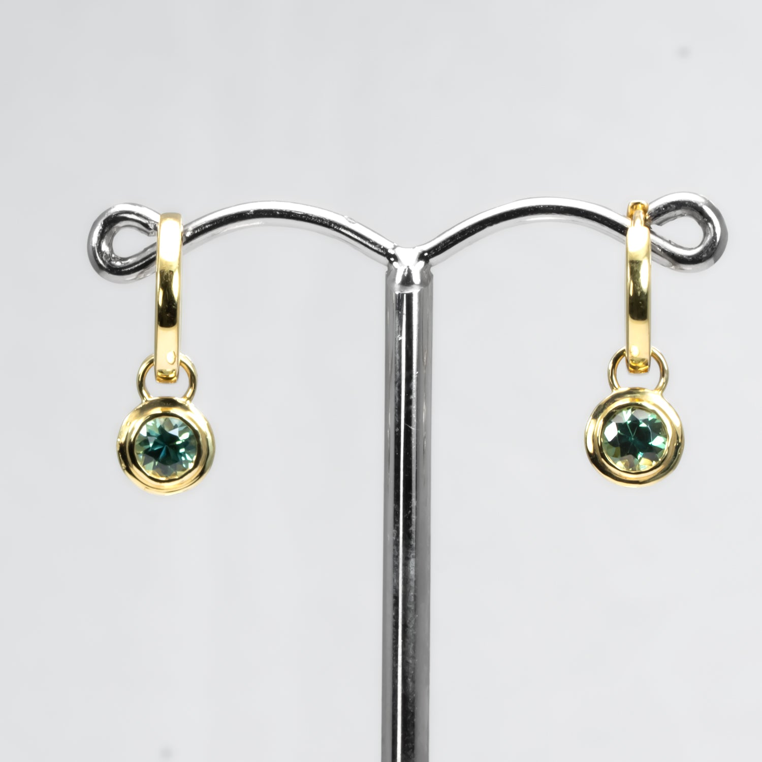 Australian sapphires dangling earrings in 18K gold 