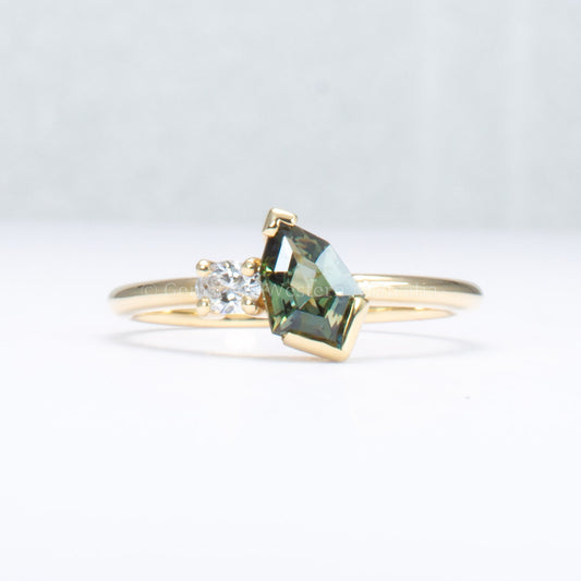 toi et moi teal sapphire gold ring in gray background