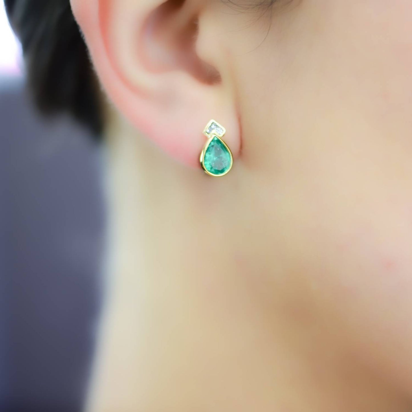 2.2 Carats Pear cut Colombian Emerald Stud Earrings 18k Yellow Gold