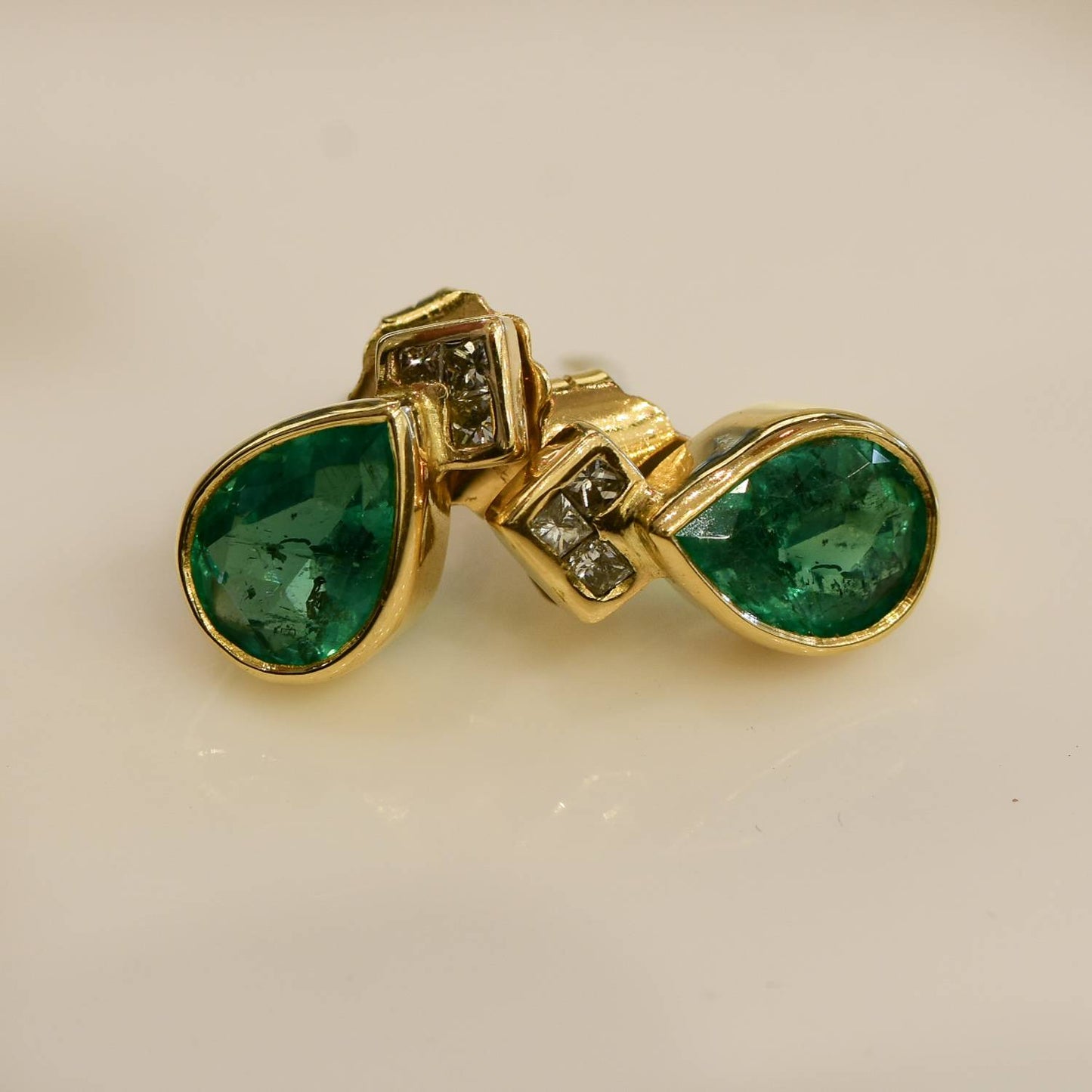 2.2 Carats Pear cut Colombian Emerald Stud Earrings 18k Yellow Gold