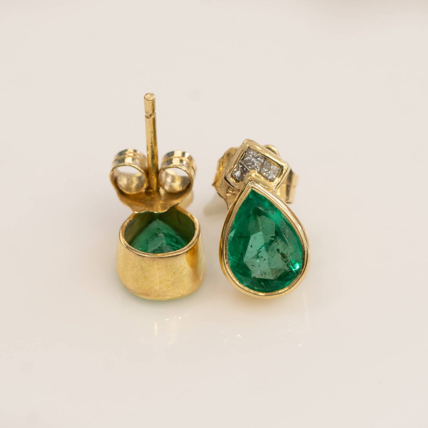 2.2 Carats Pear cut Colombian Emerald Stud Earrings 18k Yellow Gold