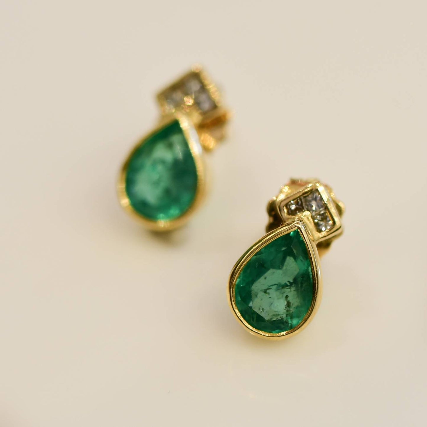 2.2 Carats Pear cut Colombian Emerald Stud Earrings 18k Yellow Gold