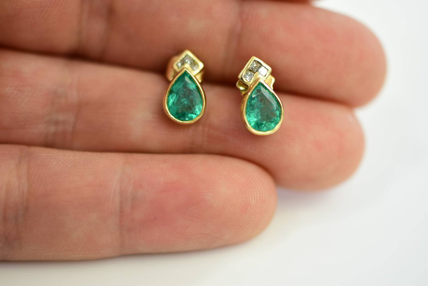 2.2 Carats Pear cut Colombian Emerald Stud Earrings 18k Yellow Gold