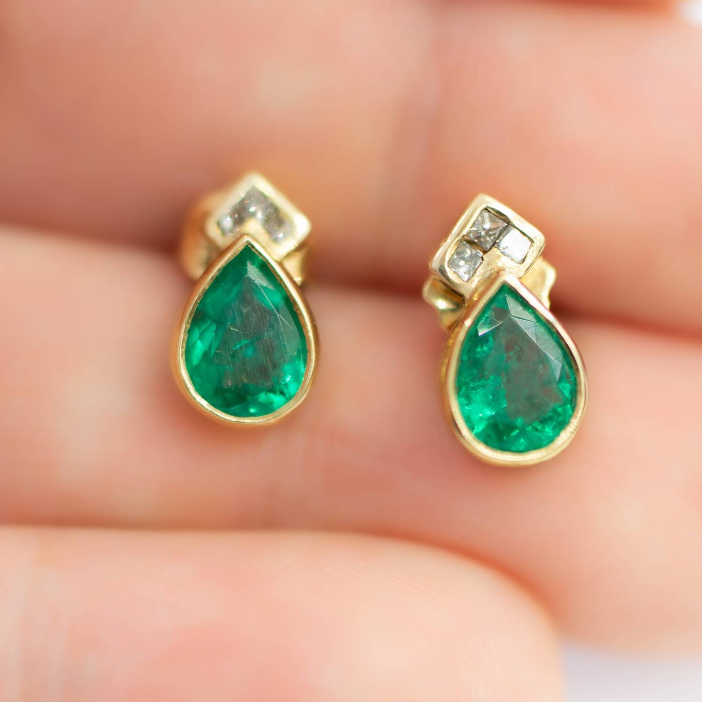 2.2 Carats Pear cut Colombian Emerald Stud Earrings 18k Yellow Gold