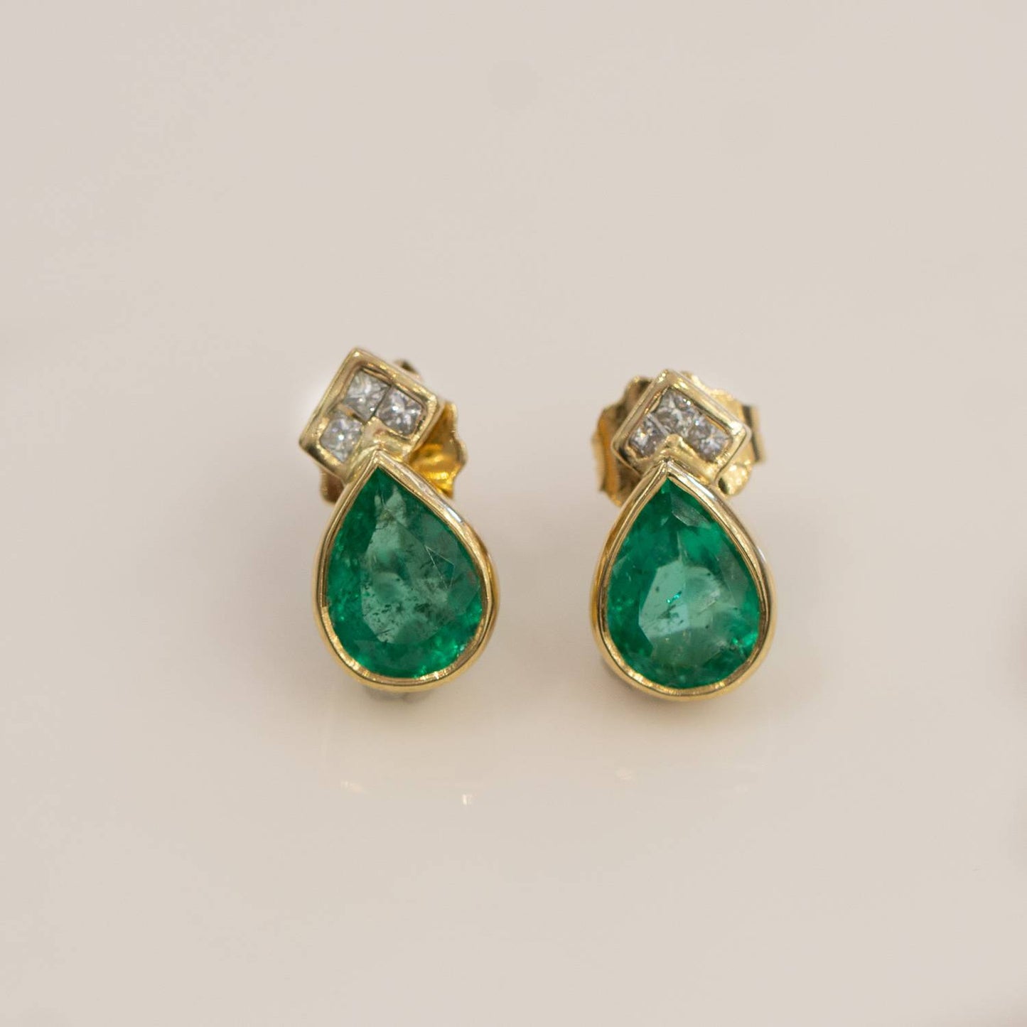 2.2 Carats Pear cut Colombian Emerald Stud Earrings 18k Yellow Gold