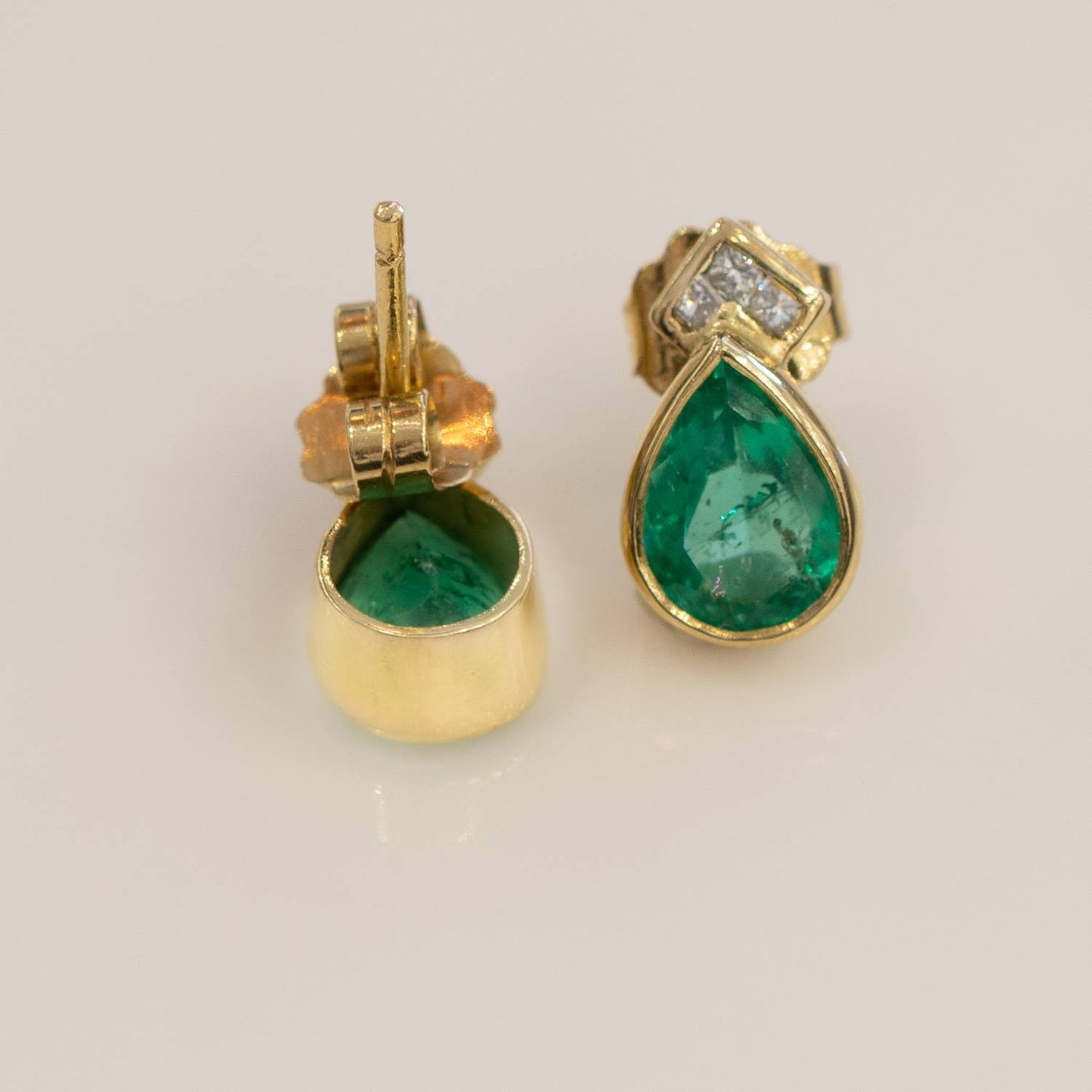 2.2 Carats Pear cut Colombian Emerald Stud Earrings 18k Yellow Gold