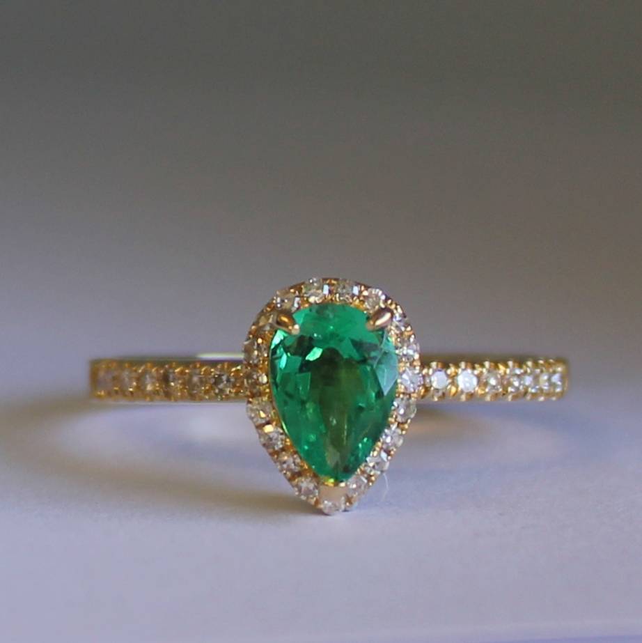 18ct Yellow Gold Colombian Emerald 35 Diamonds Ring. Pear Shape