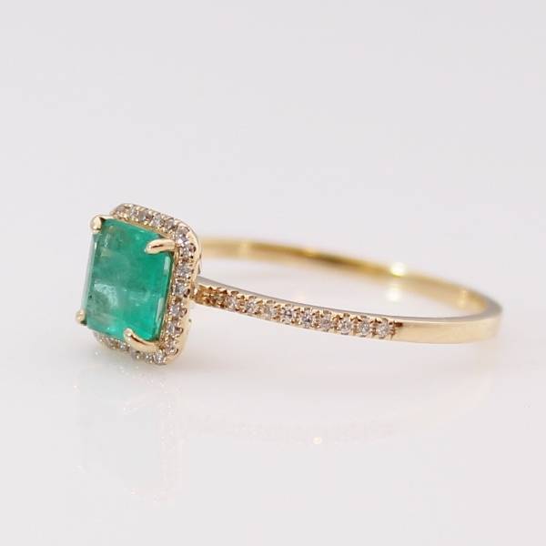 18ct Yellow Gold Colombian Emerald and 44 Diamonds Ring.
