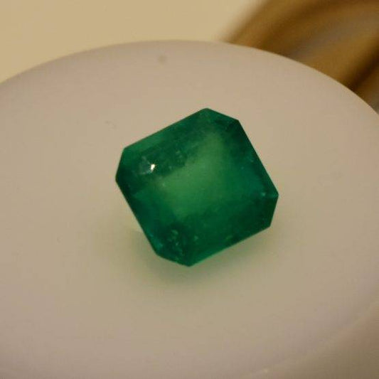 4.3  carats Natural Colombian emerald  emerald cut  green  FGAA certificate. Loose emerald