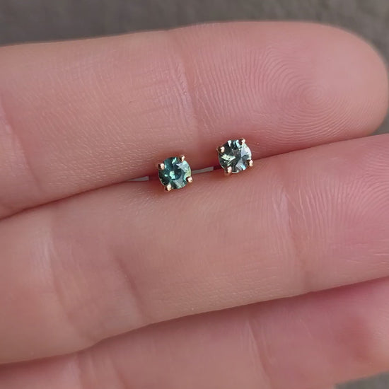 video teal sapphire earrings in gold in gray background