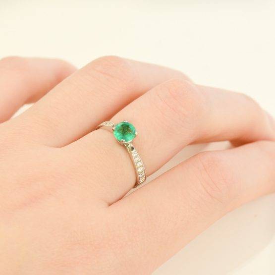 Emerald diamond ring Solitaire