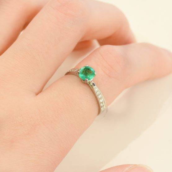 Emerald diamond ring Solitaire