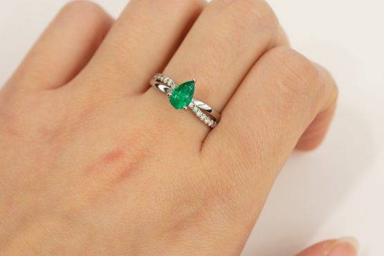Twisted band colombian emerald ring - 1982152-5