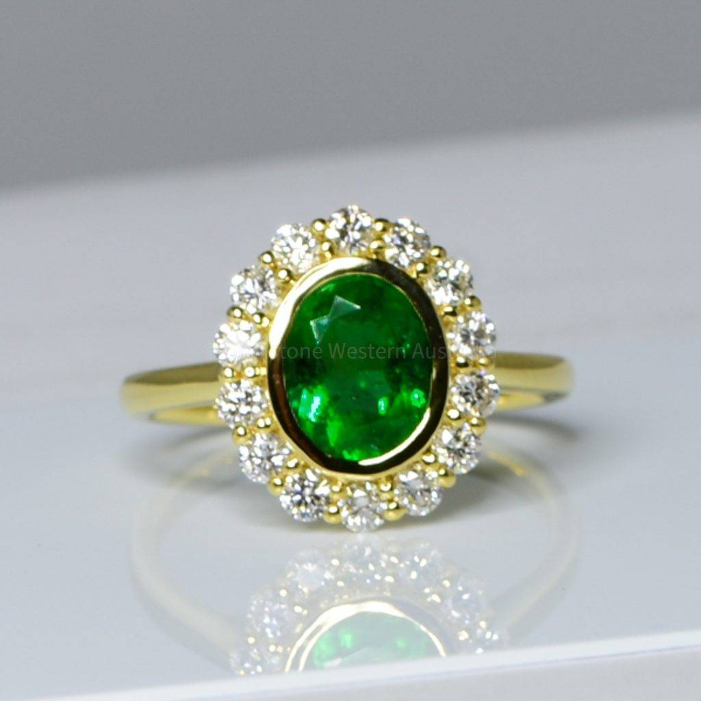 Oval Cut Colombian Emerald and Diamond Ring in 18K Gold - 1982371 - 2