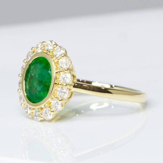 Oval Cut Colombian Emerald and Diamond Ring in 18K Gold - 1982371 - 4