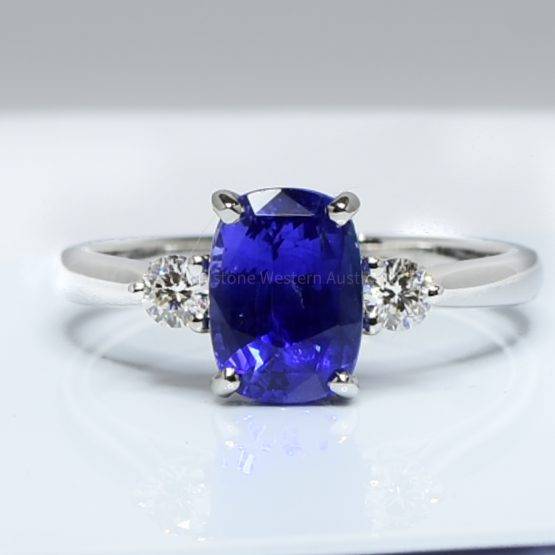 Royal Blue Ceylon Sapphire and Diamond Three Stone Ring 18K Gold - 1982376-3