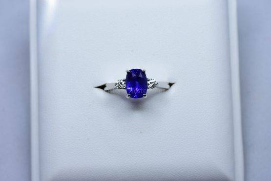 Royal Blue Ceylon Sapphire and Diamond Three Stone Ring 18K Gold - 1982376-4