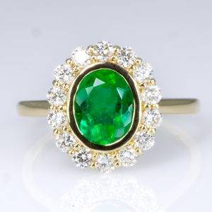 Oval Cut Colombian Emerald and Diamond Ring in 18K Gold - 1982371 - 7