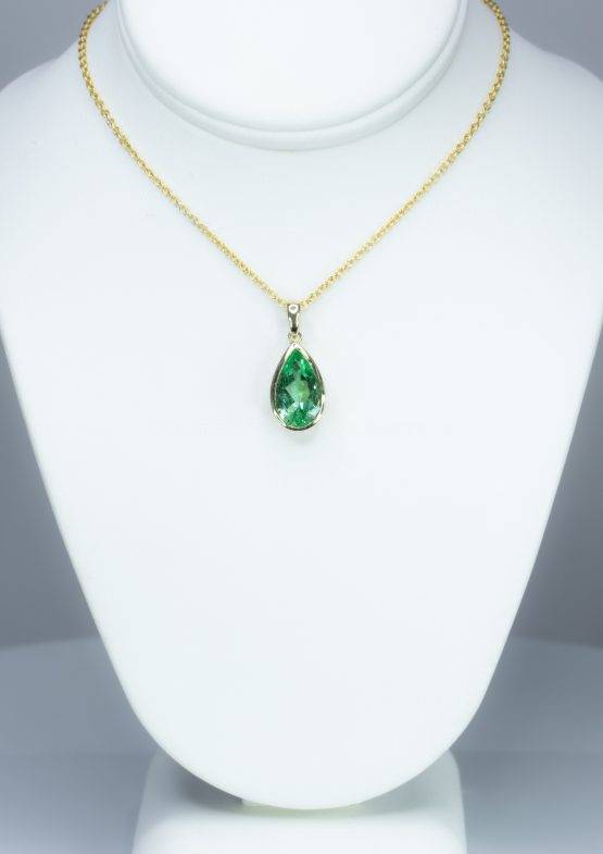 Pear Cut Colombian Emerald Pendant in Yellow Gold - 1982555-2